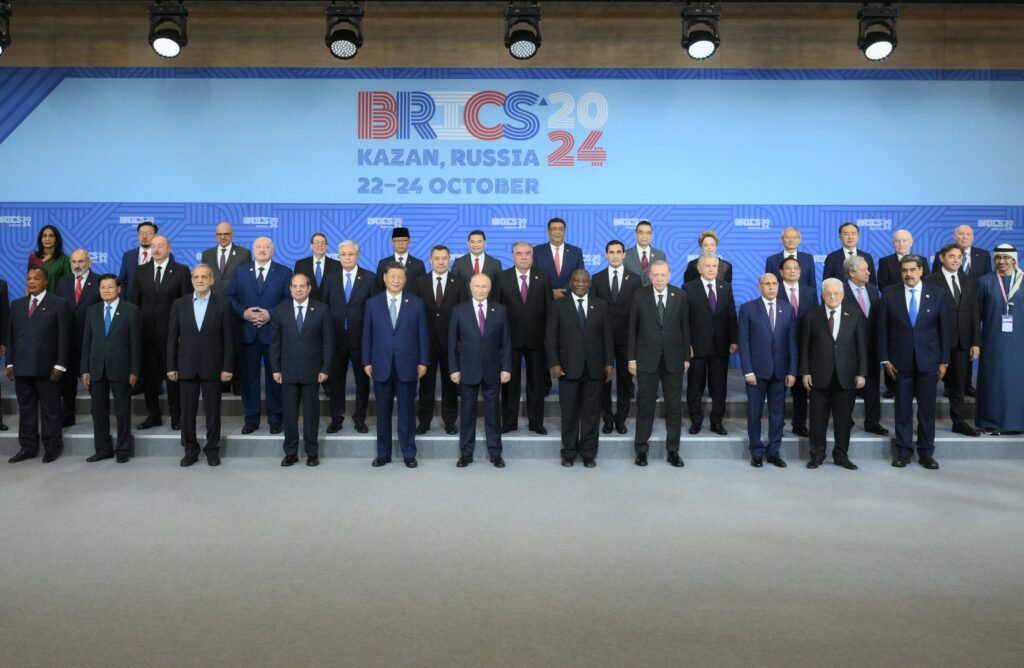 加入金砖减少“搬砖”?从数据看懂我国如何从金砖朋友圈受惠 1 Chinese President Xi Jinping, center left, Russian President Vladimir Putin, and South African President Cyril Ramaphosa, center right, posing for a joint photo of the BRICS leaders during the 16th BRICS summit in Kazan.